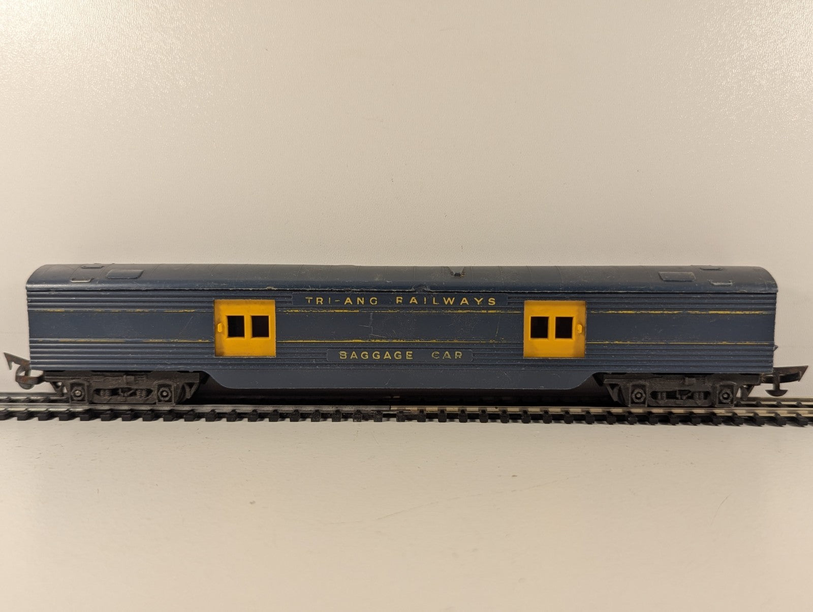 Tri-ang R134 OO Gauge Transcontinental Baggage Coach