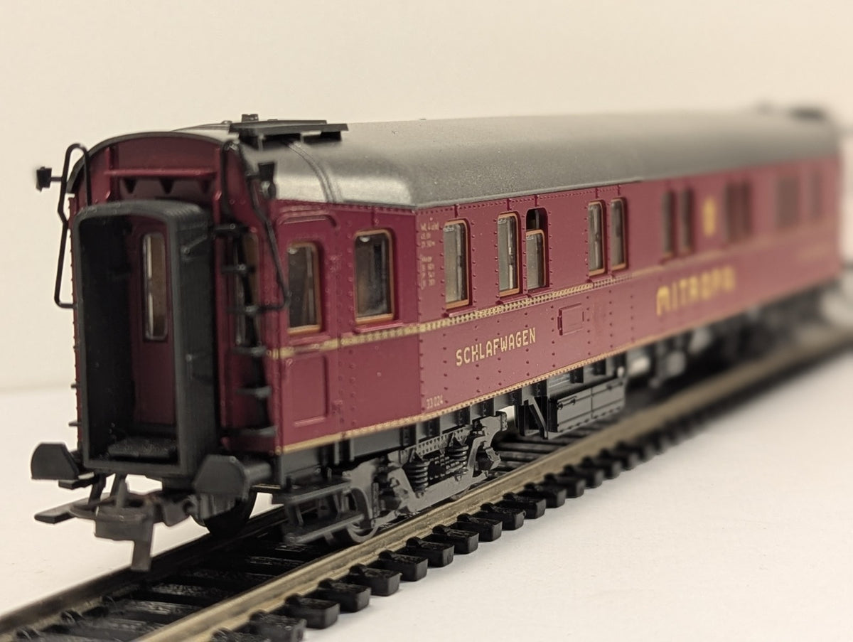 Roco 4292 HO Gauge International Red Express Coach