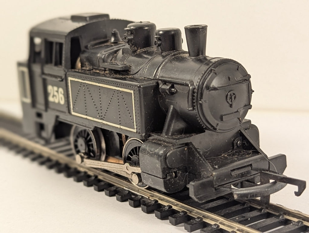 Hornby R256 OO Gauge “International” Industrial Tank Locomotive No.256