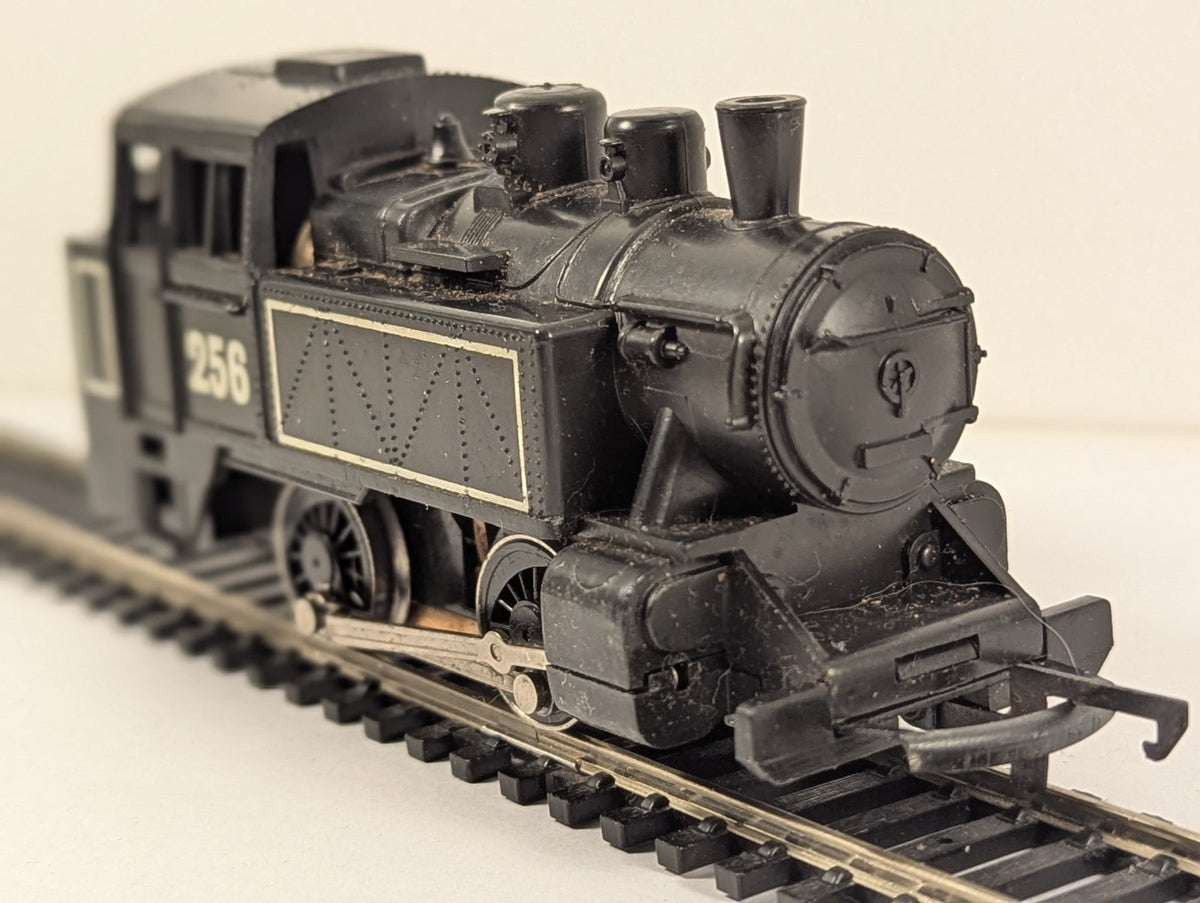 Hornby R256 OO Gauge “International” Industrial Tank Locomotive No.256