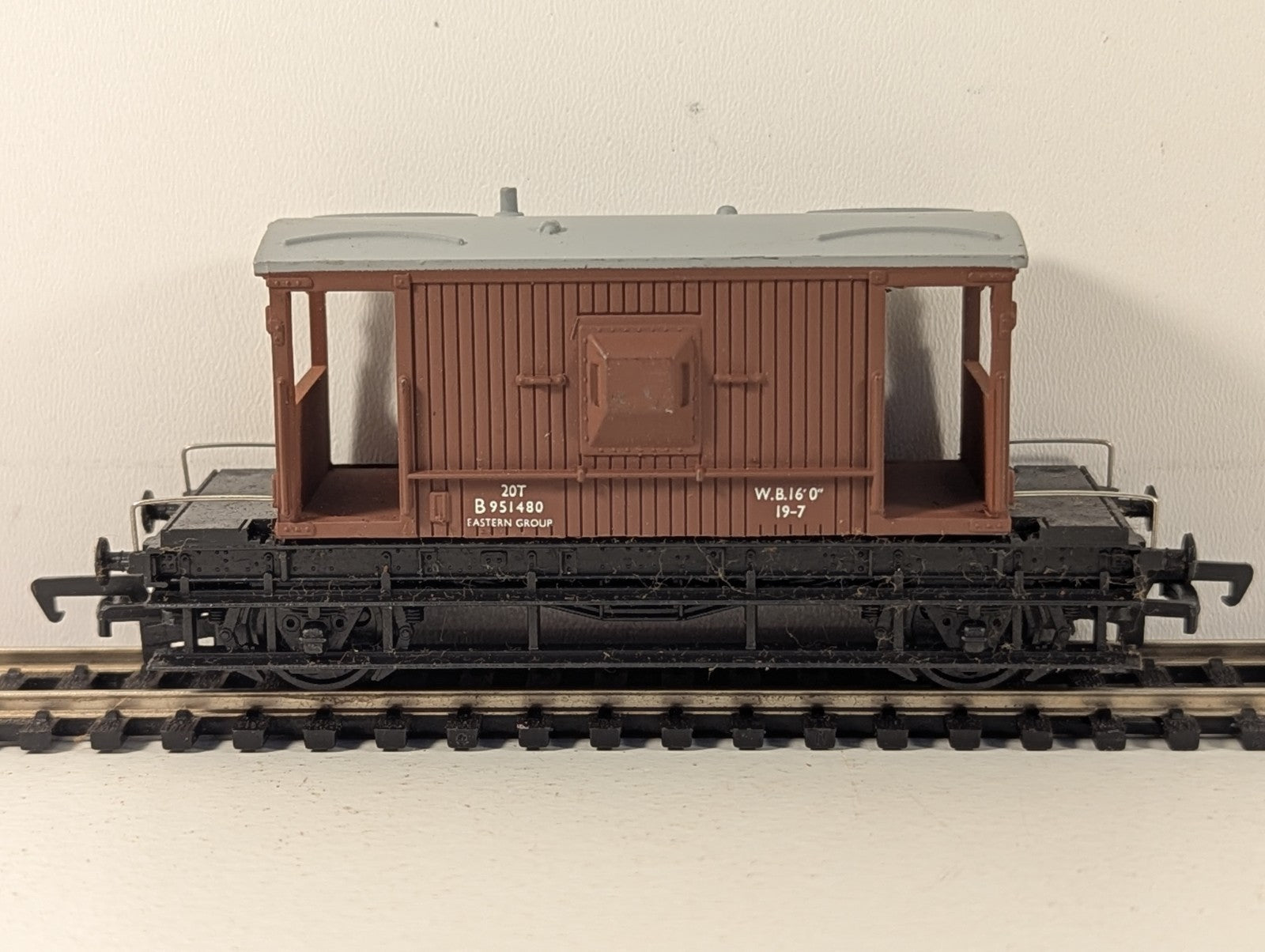 Mainline 37-139 BR 20 Ton Brake Van Brown OO Gauge - Boxed