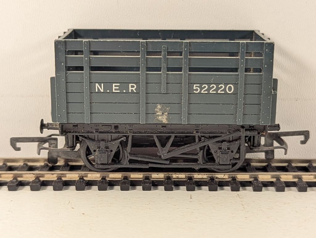 Tri-ang OO Gauge NER Cattle Wagon Rolling Stock 52220 NER Grey R112