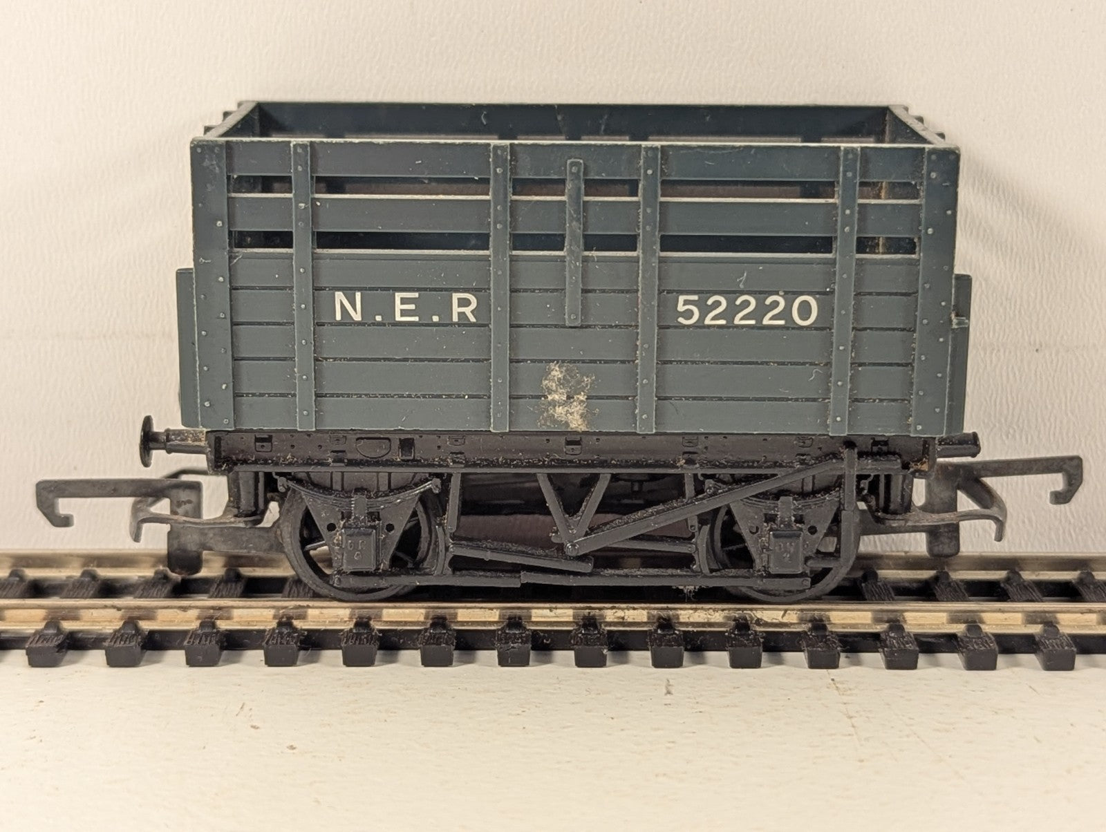 Tri-ang OO Gauge NER Cattle Wagon Rolling Stock 52220 NER Grey R112