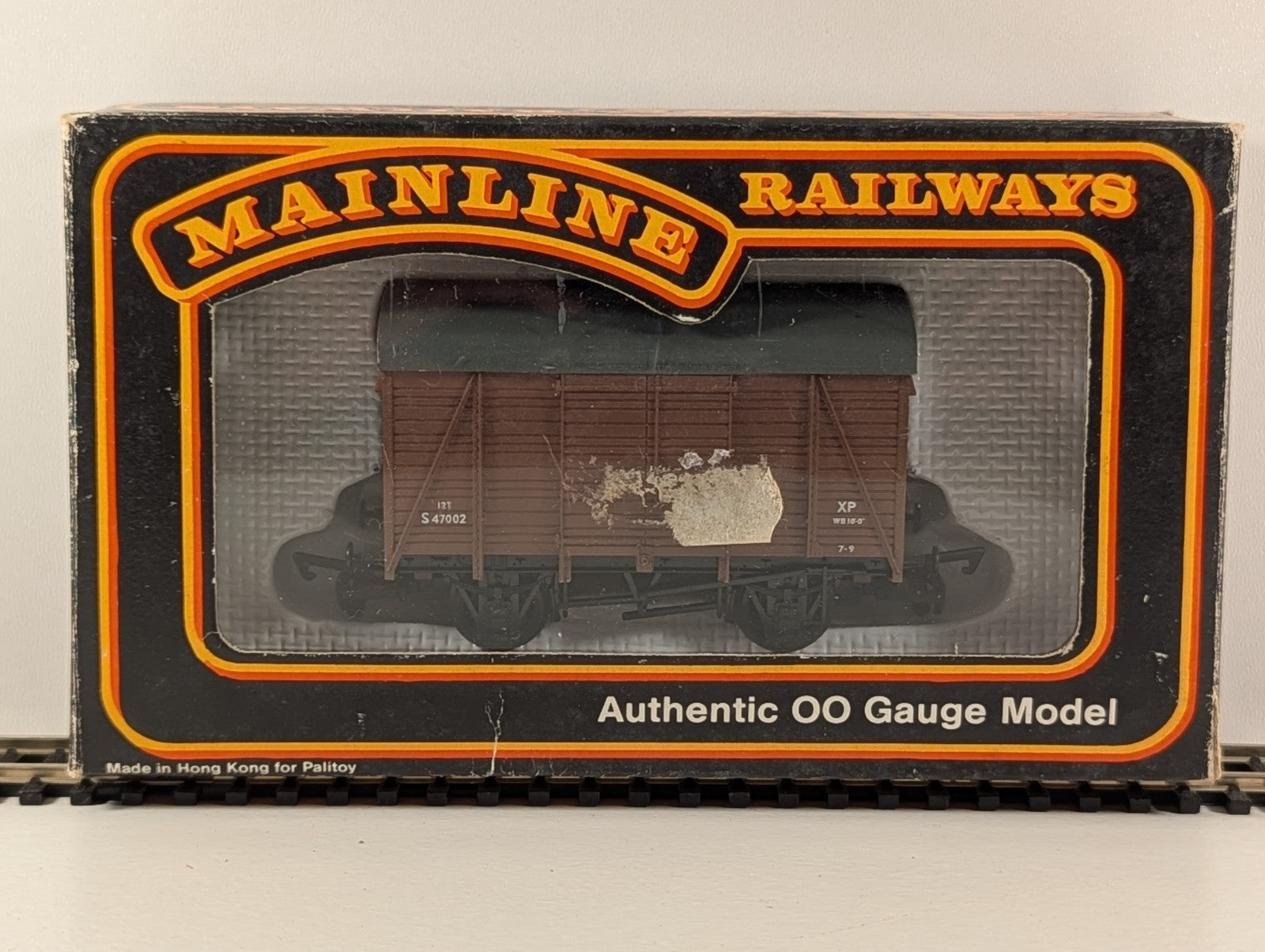 Mainline 37449 – 12T Double Vent Box Van S47002 (Brown, OO Gauge)