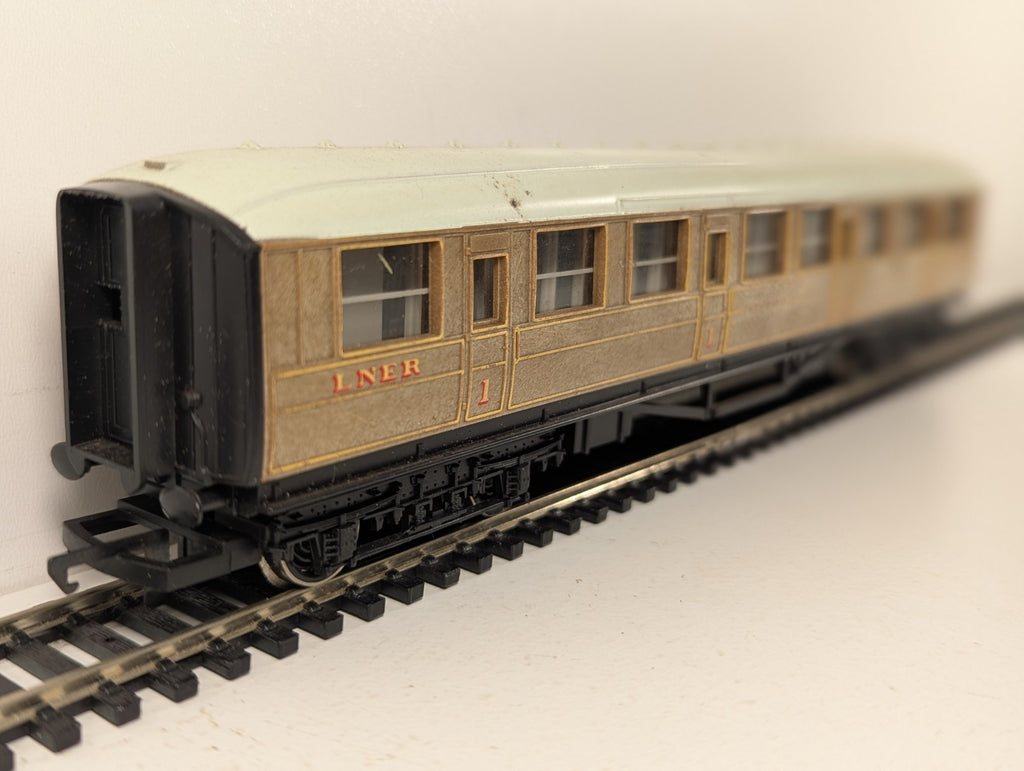 Hornby LNER Composite Coach Passenger Coach 22357 LNER Teak