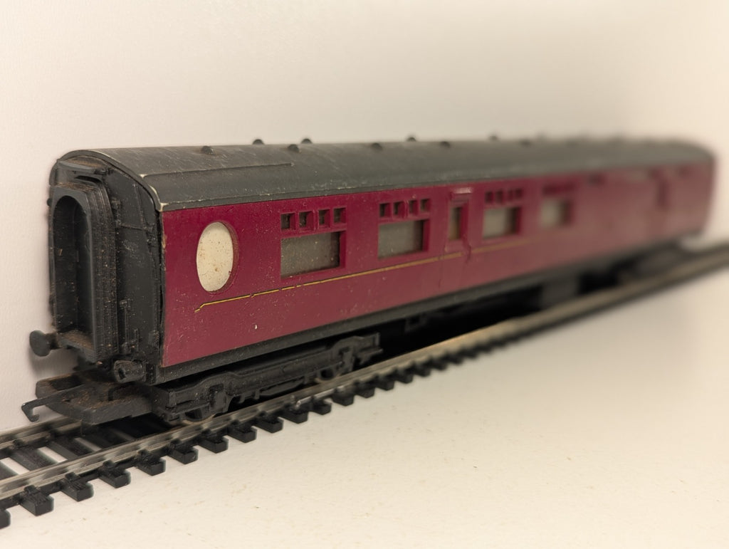 Hornby R387 OO Gauge Full Parcels Brake Coach BR Maroon