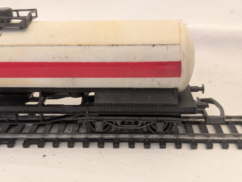 Lima 302903 HO Scale Mobil Oil Single Dome Tank Wagon
