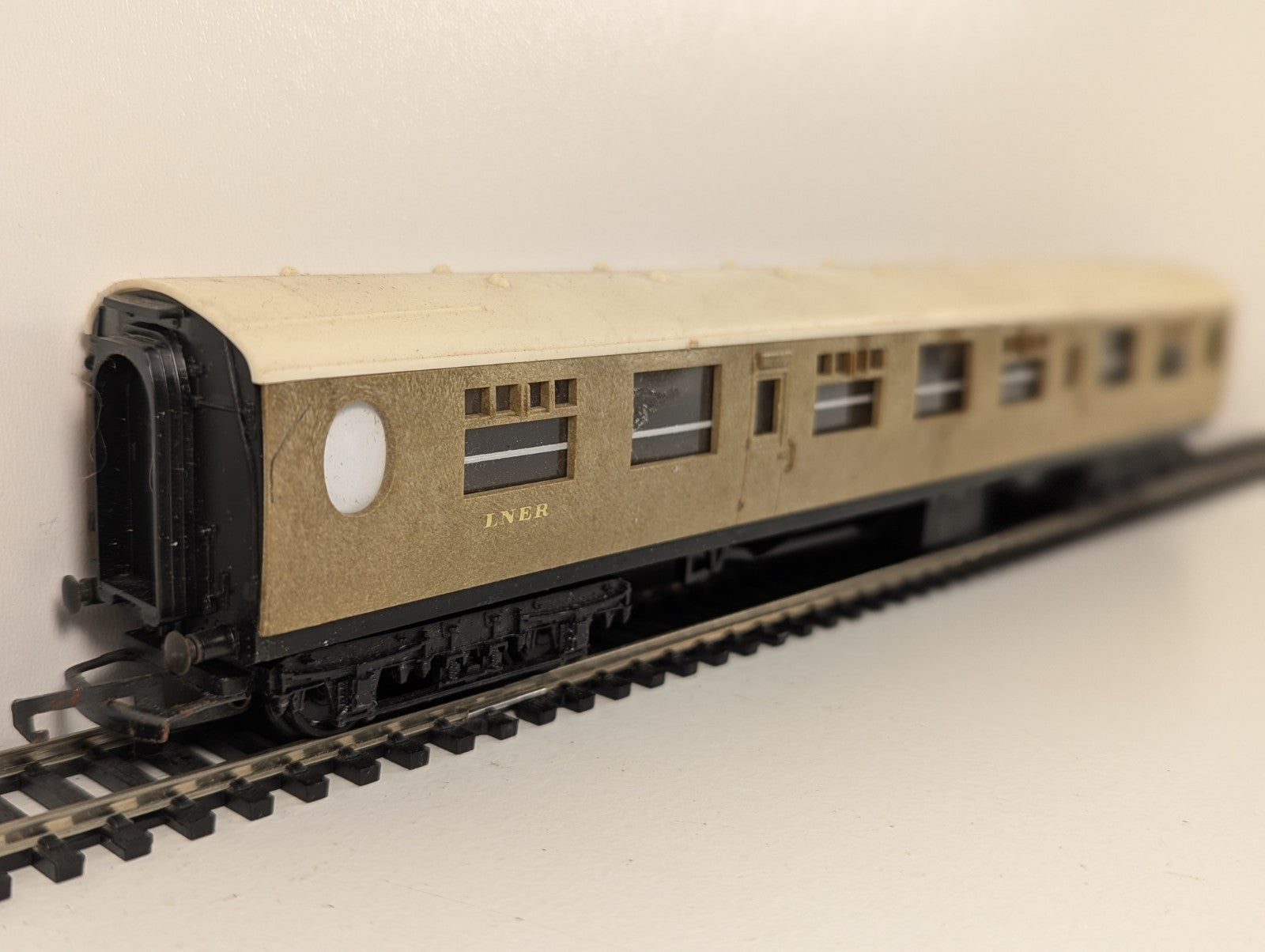 Tri-ang OO Gauge LNER Teak Composite Third Coach