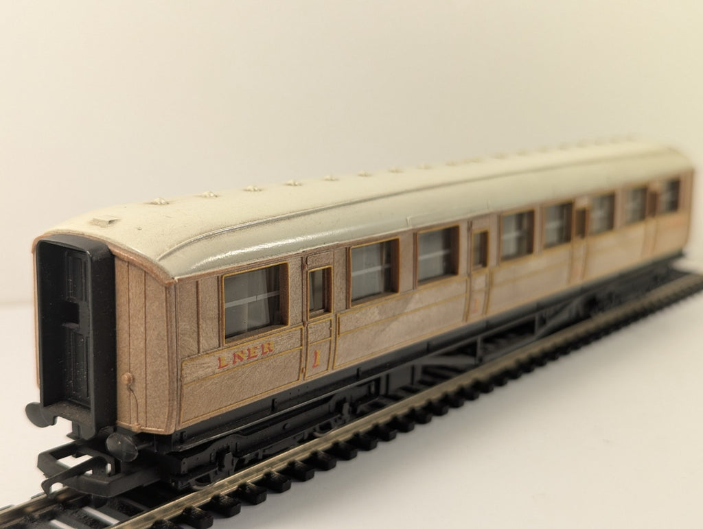 Hornby RailRoad OO Gauge LNER Teak Composite Coach for Mallard