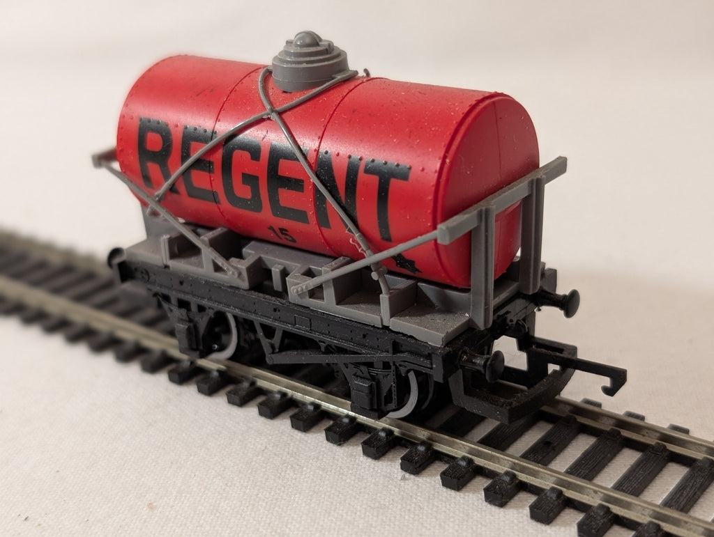 Hornby R025 OO Gauge 14-Ton Tank Wagon – Class A – Regent Red