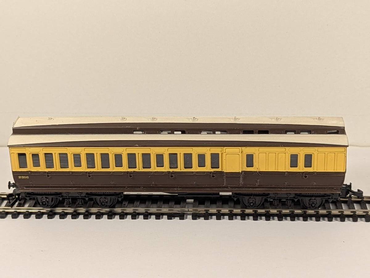 Tri-ang R333 OO Gauge GWR Clerestory Brake Third Coach 2316 – Wrong Couplings