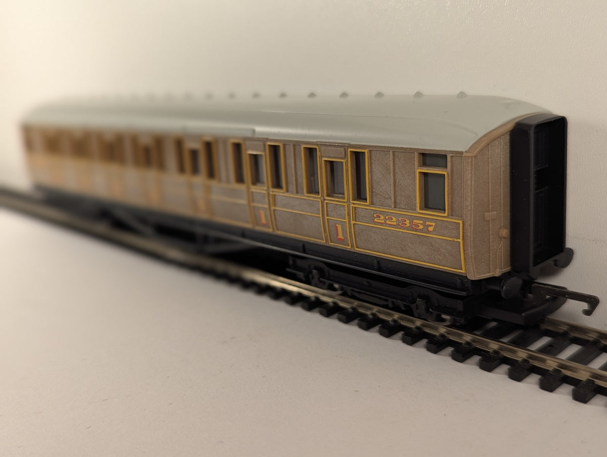 Hornby OO Gauge LNER Teak Composite Coach Passenger Coach 22357 R477