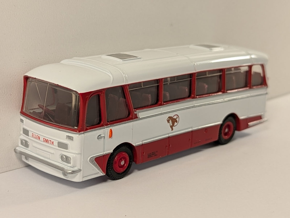 EFE Harrington Grenadier Coach – Ellen Smith Livery – 1:76 Scale