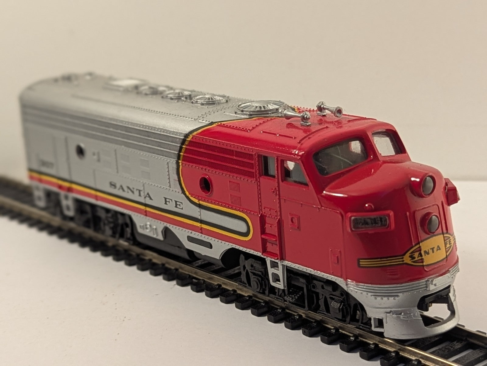 Bachmann HO Gauge EMD F9 A-Unit Santa Fe 307 - Faulty