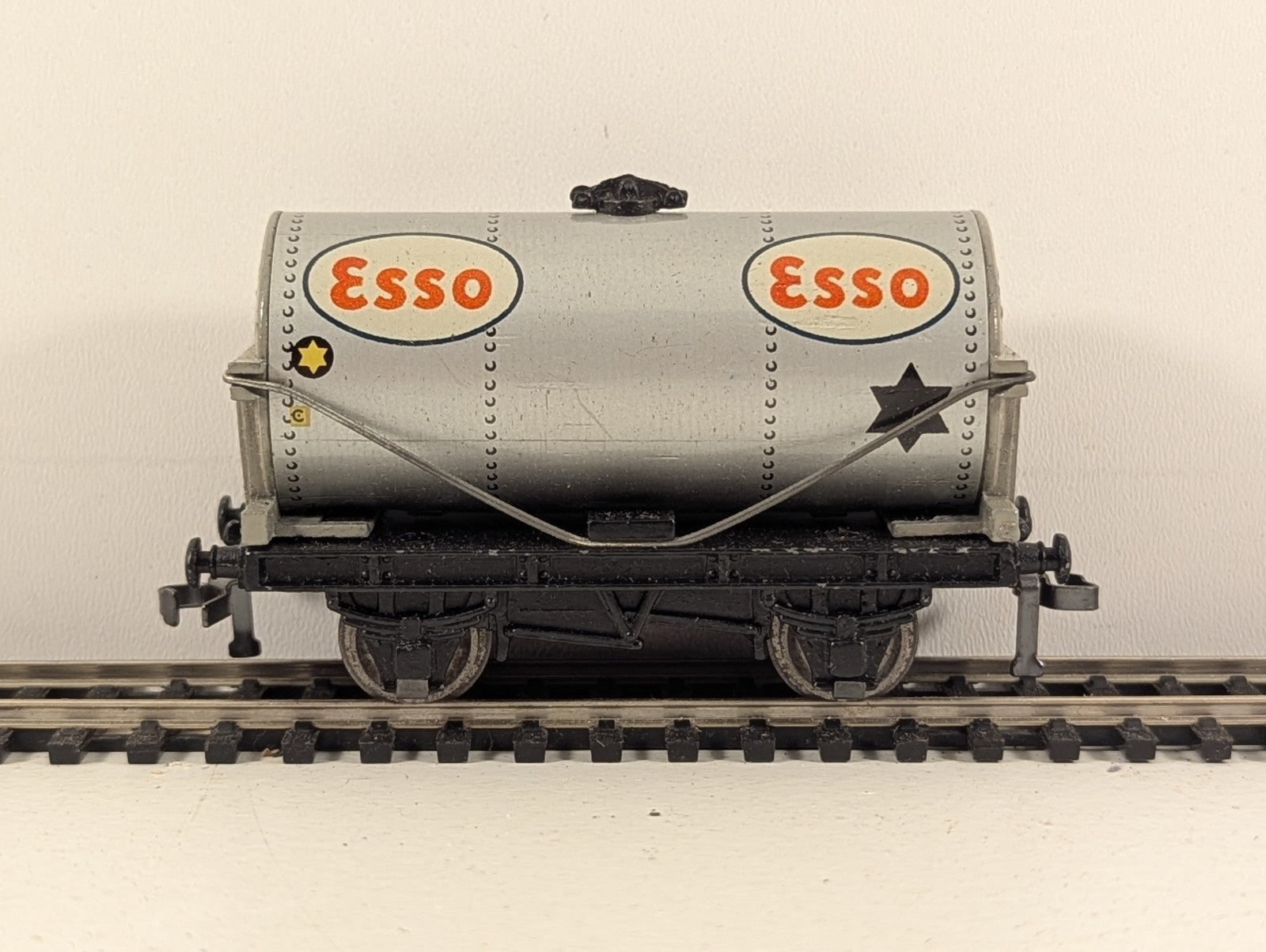 Hornby Dublo 32081 OO Gauge D1 ESSO Petrol Tank Wagon - Boxed