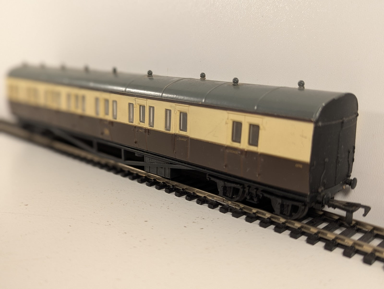 Airfix OO Gauge GWR Suburban Brake Coach Chocolate & Cream