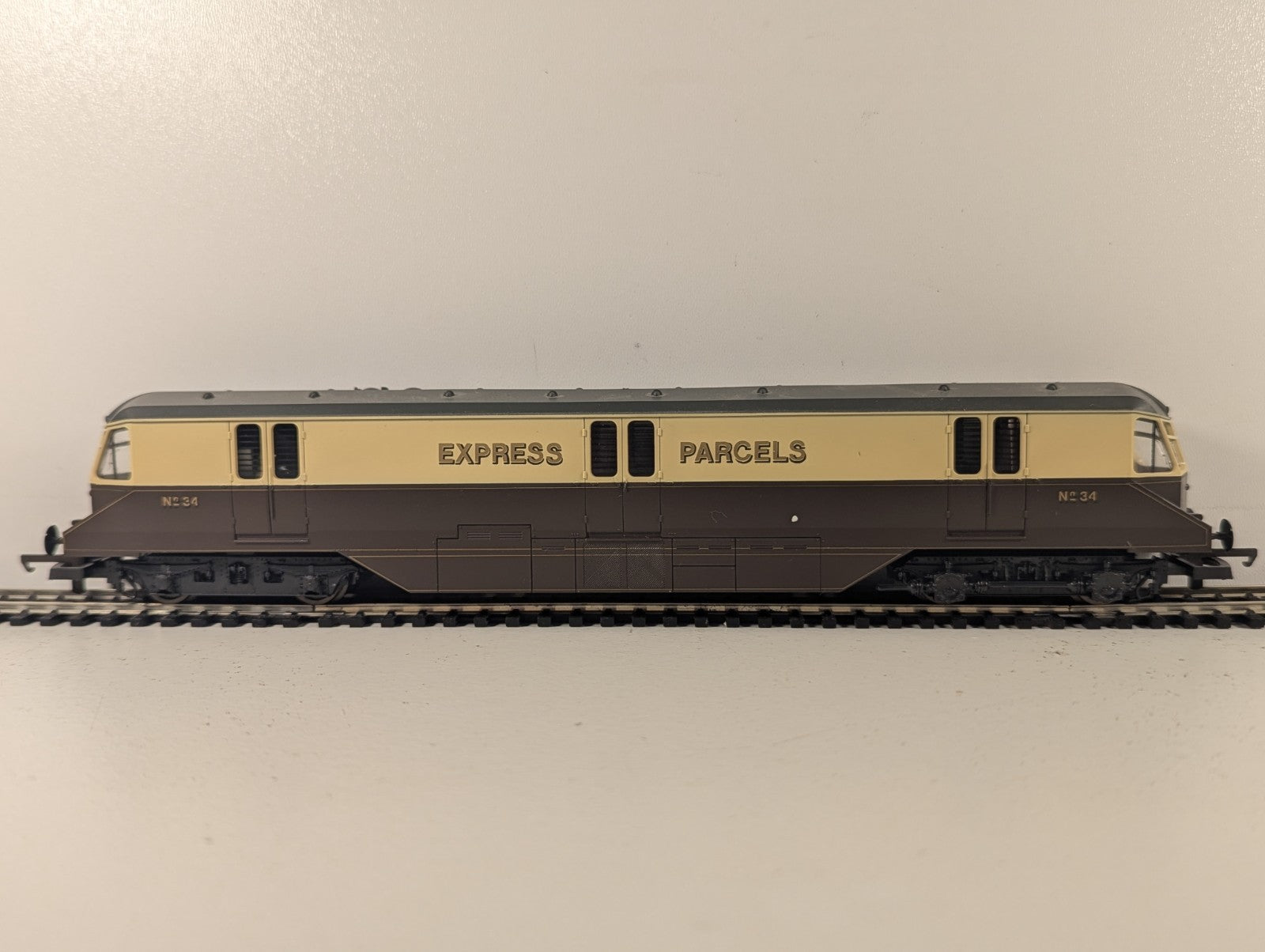Lima OO Gauge GWR Express Parcels Railcar No. 34 GWR Chocolate and Cream