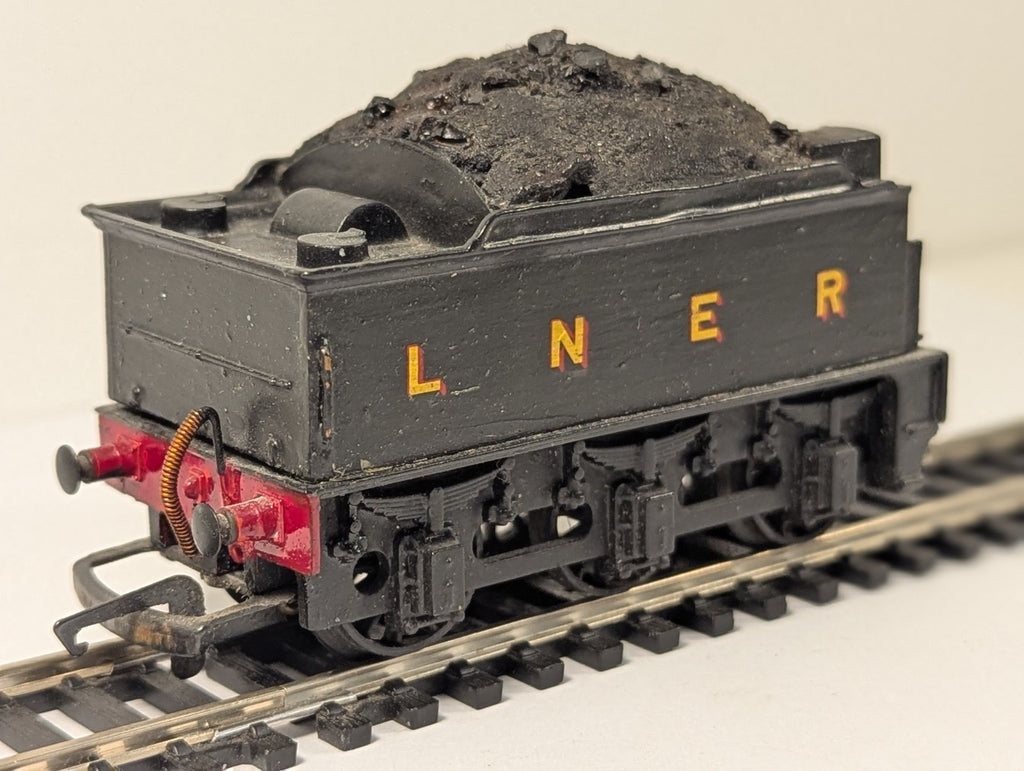 Mainline Class 2P 4-4-0 Steam Locomotive 40568 BR Black OO Gauge