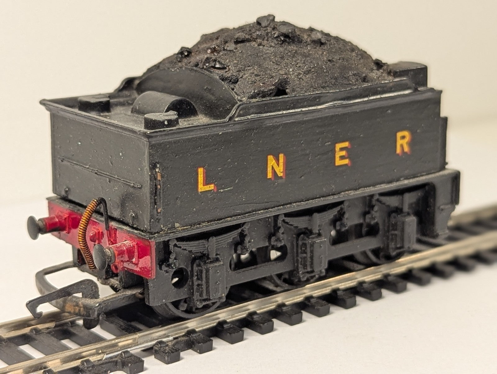 Mainline Class 2P 4-4-0 Steam Locomotive 40568 BR Black OO Gauge