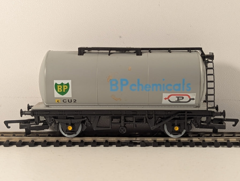 Hornby OO Gauge Procor BP Chemicals Tank Wagon Goods Wagon CU2 BP Chemicals Grey