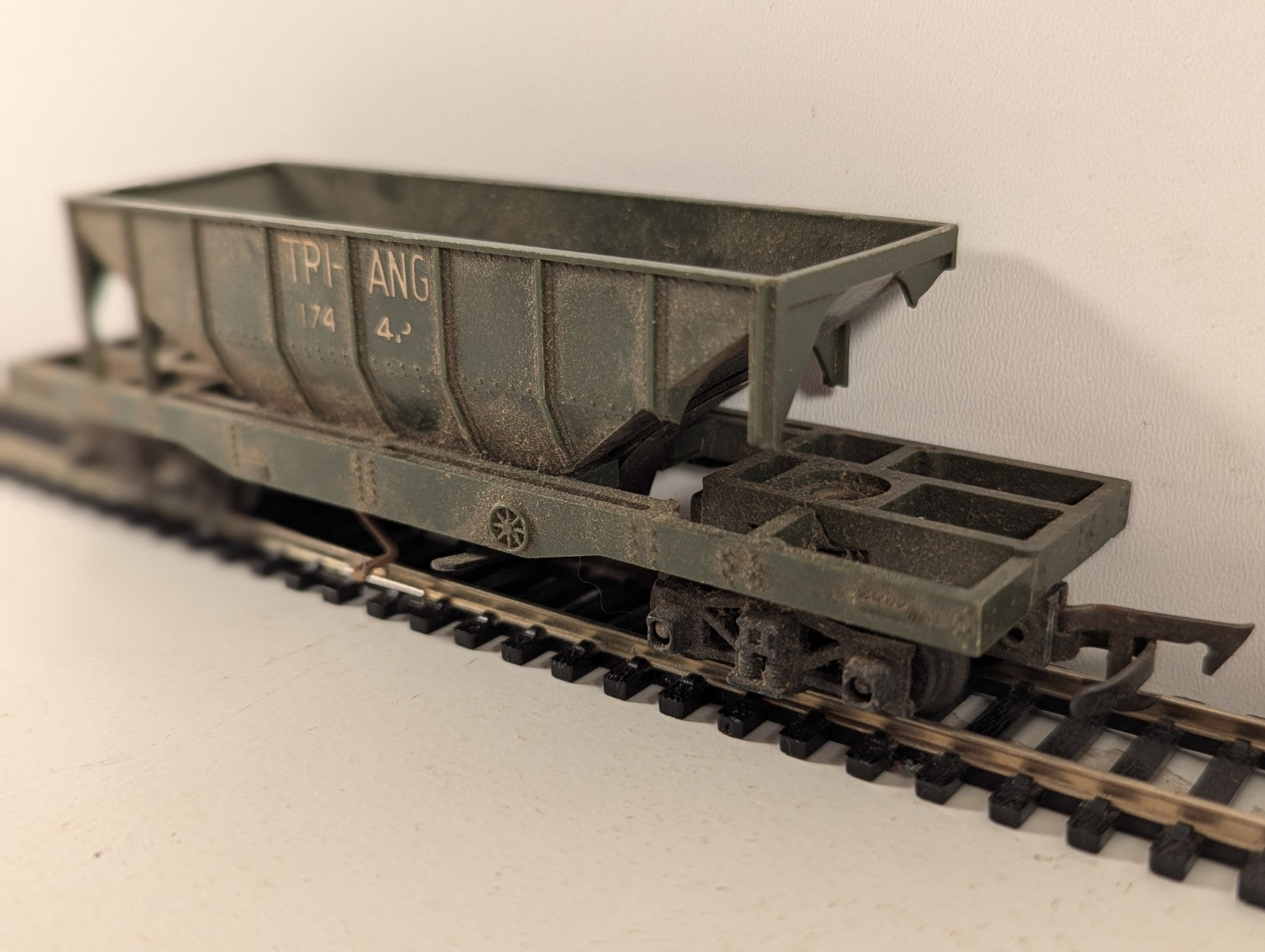 Tri-ang R111 OO Gauge Dark Green Hopper Wagon - Damaged