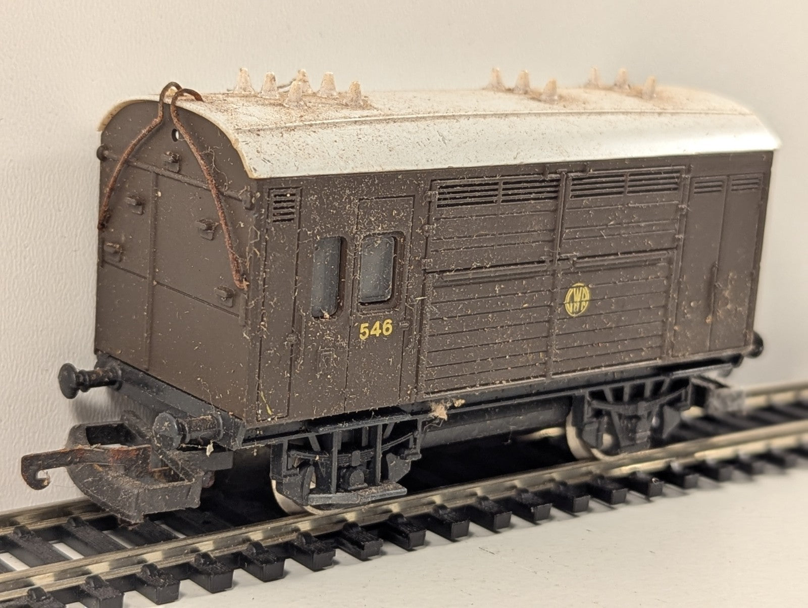 Lima 305625 OO Gauge GWR Horse Box No. 546 – GW Brown