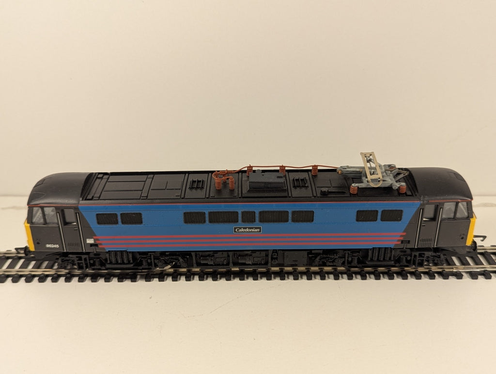 Hornby R2242 Virgin Bo-Bo Electric Locomotive Class 86 No. 86245 “Caledonian”