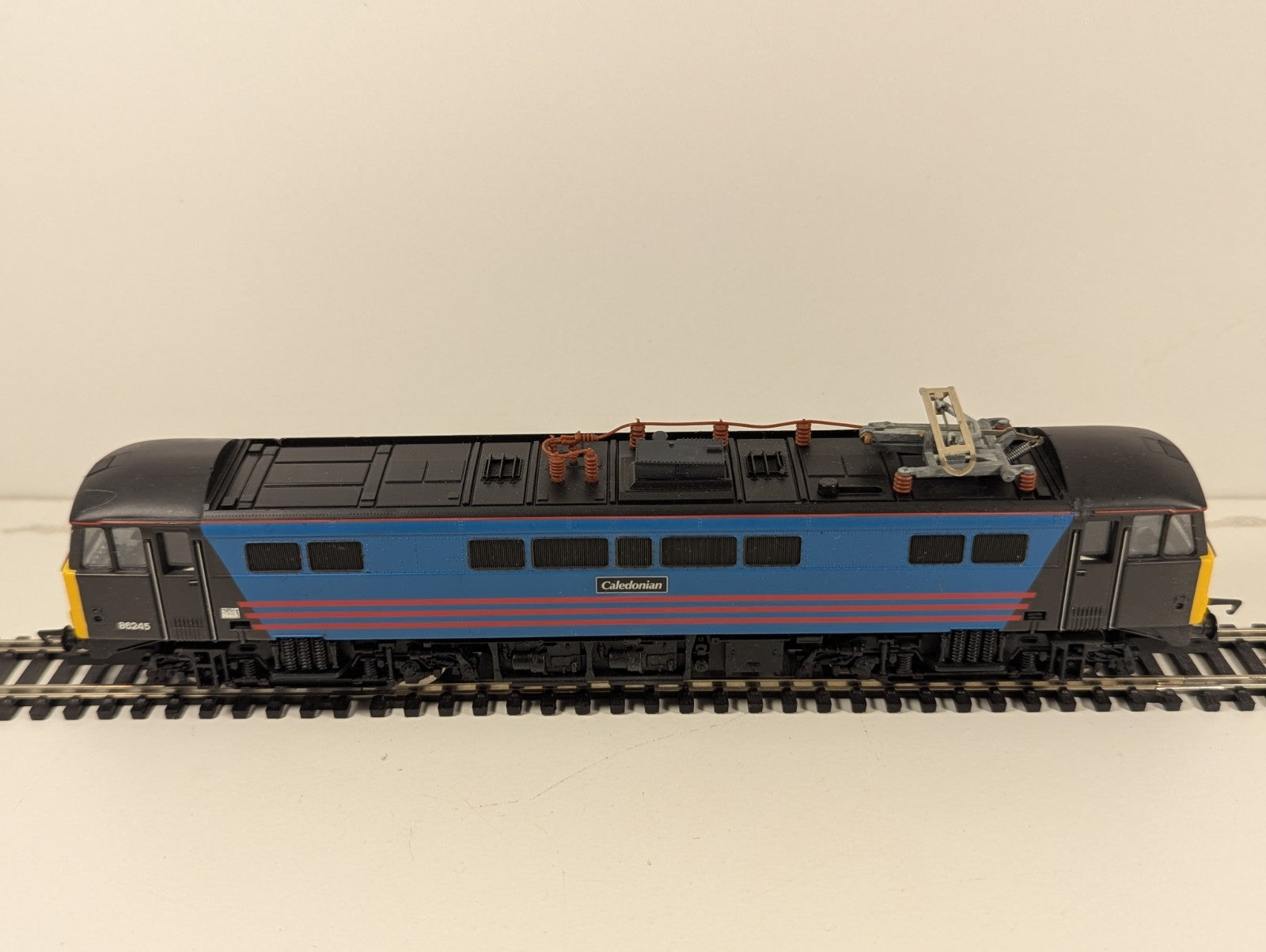Hornby R2242 Virgin Bo-Bo Electric Locomotive Class 86 No. 86245 “Caledonian”