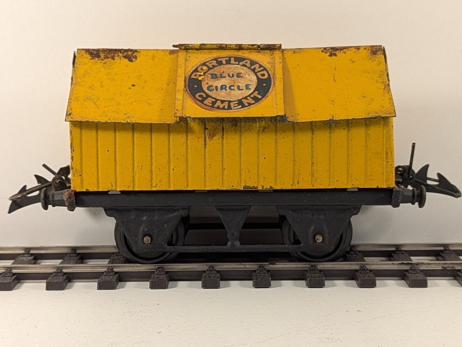 Hornby R154 O Gauge Blue Circle Cement Wagon Yellow