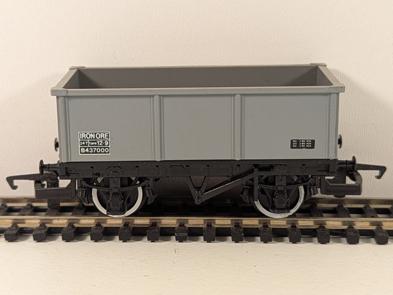 Hornby R081 OO Gauge 24T Iron Ore Tippler Wagon B437000 – BR Grey