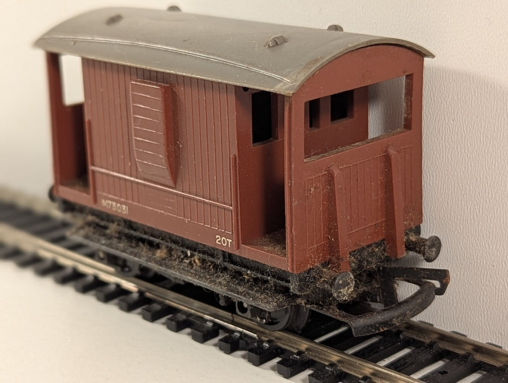 Tri-ang R016 (R16) OO Gauge Short Brake Van – ER No. M73031 (Brown)