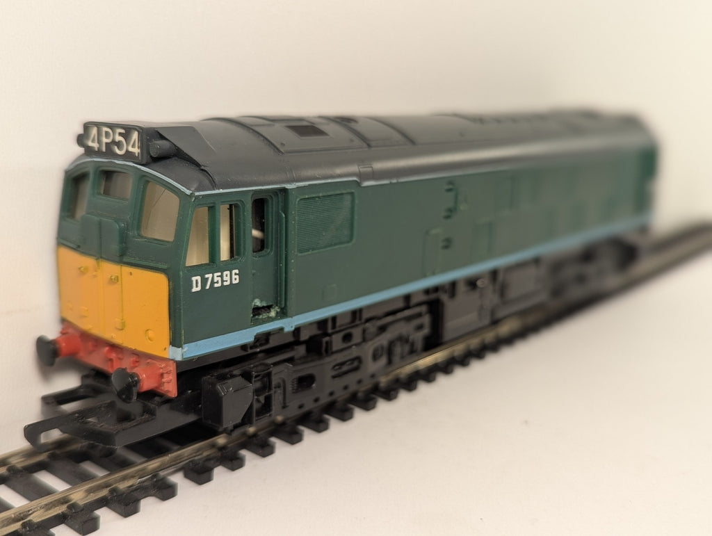 Hornby OO Gauge Class 25 Diesel Locomotive D7596 BR Green R068