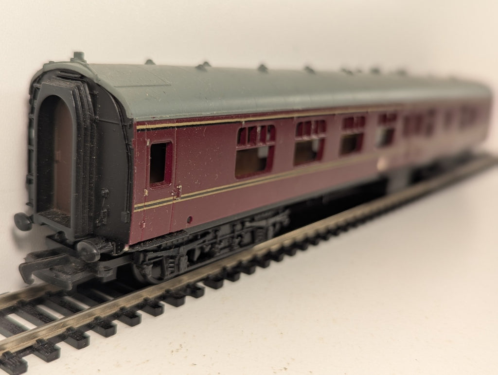 Mainline BR Mk1 Brake Second Corridor Coach Maroon OO Gauge