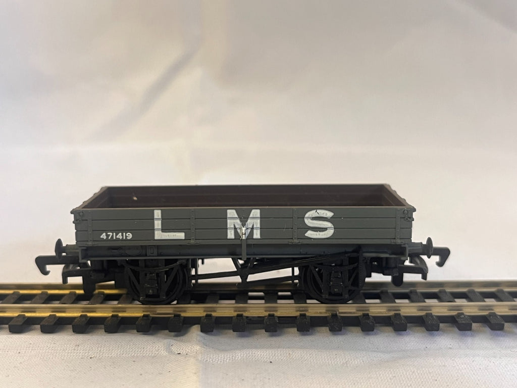 Mainline 37-149 OO Gauge 3 Plank Wagon LMS Grey