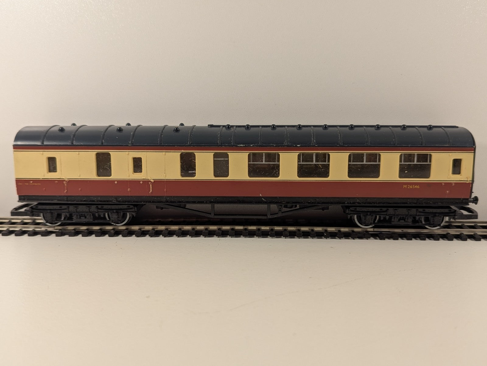 Hornby R443 BR Stanier Brake Coach M26546 – Crimson & Cream (Parts Missing)