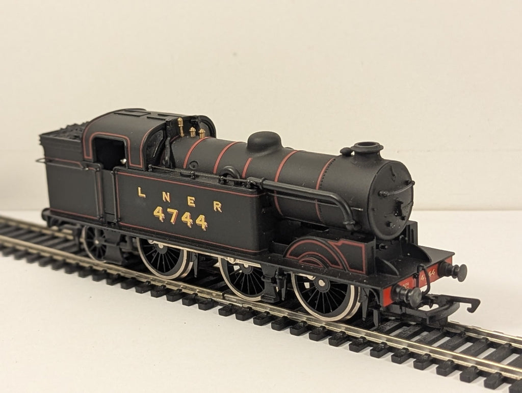 Mainline OO Gauge Class N2 0-6-2T Steam Locomotive 4744 LNER Lined