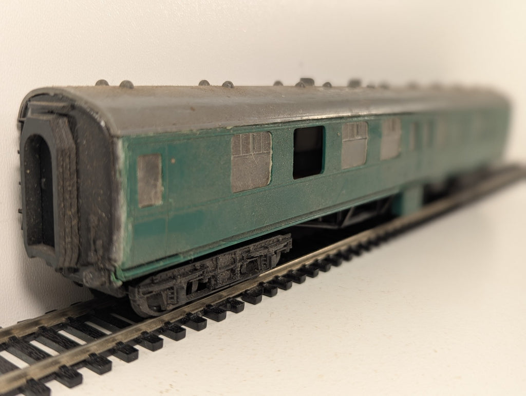 Kitmaster BR Mk1 Coach Green OO Gauge - Missing Couplings, Window & Buffer Beam