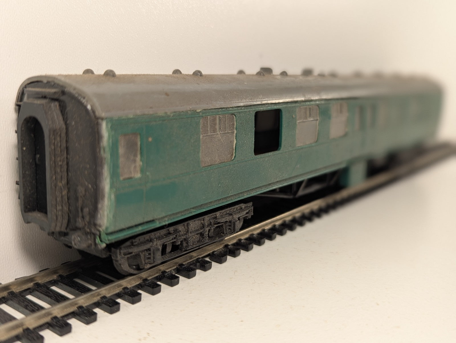 Kitmaster BR Mk1 Coach Green OO Gauge - Missing Couplings, Window & Buffer Beam