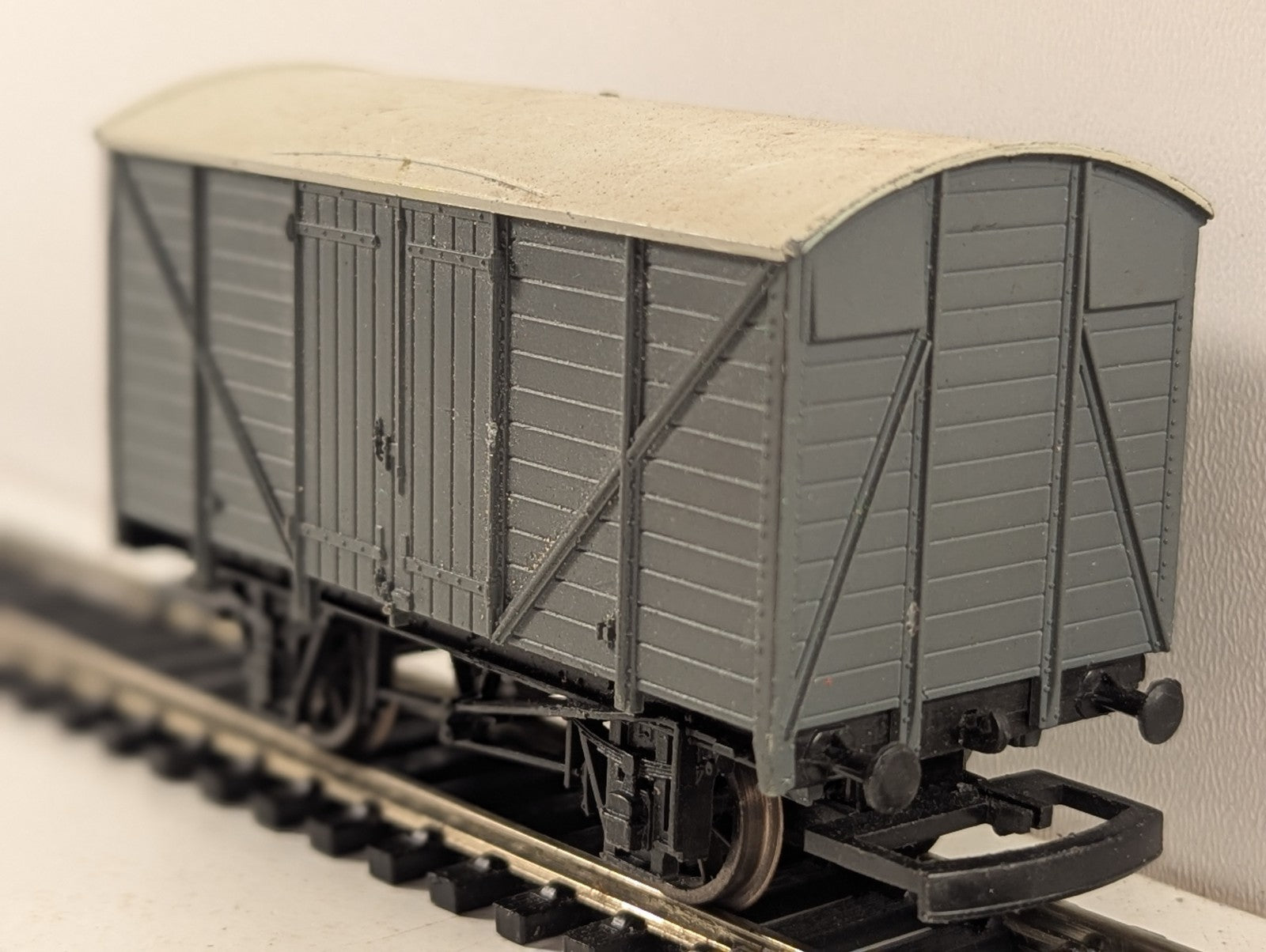Hornby OO Gauge Ventilated Van Goods Wagon Plain Grey