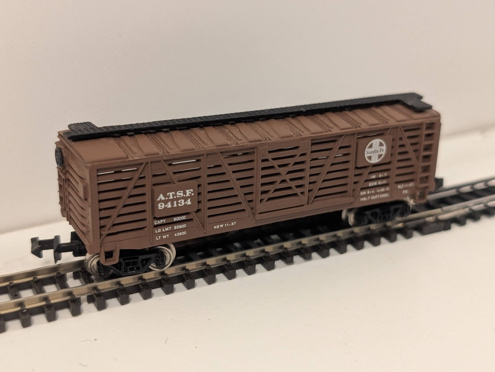 Bachmann 40' Single Door Stock Car “Santa Fe” No. 94134 – N Gauge