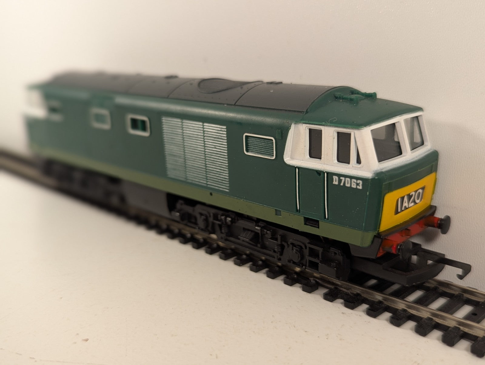 Hornby R072 Class 35 Hymek Locomotive D7063 BR Green