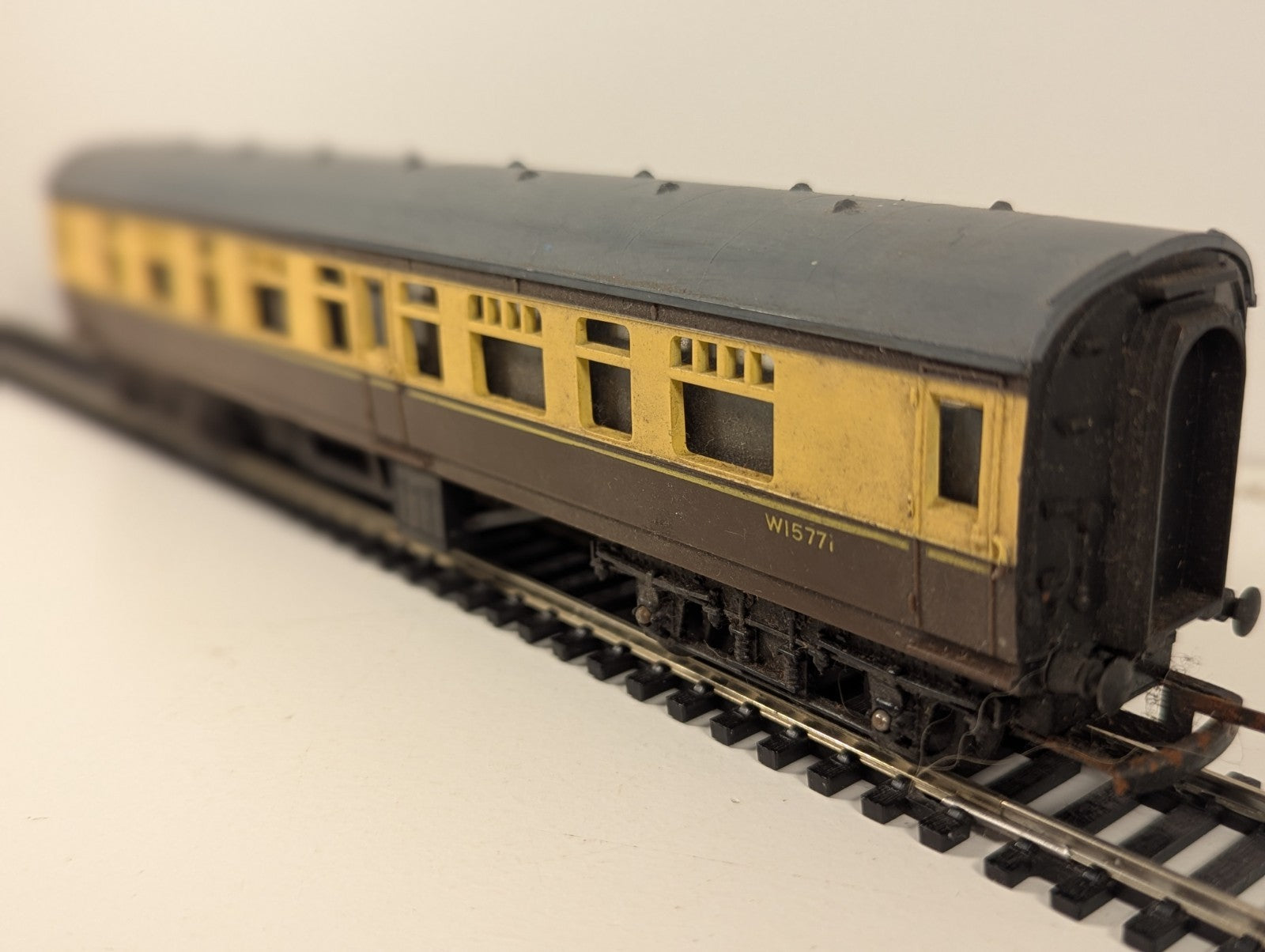 Tri-ang OO Gauge R330 Mk1 Composite Coach W15771 Chocolate & Cream