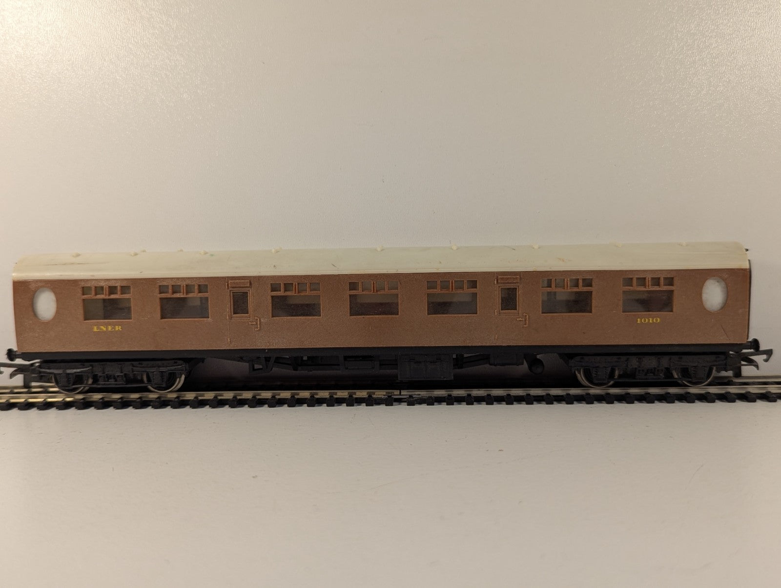 Hornby R745 OO Gauge LNER Corridor Full Third Coach