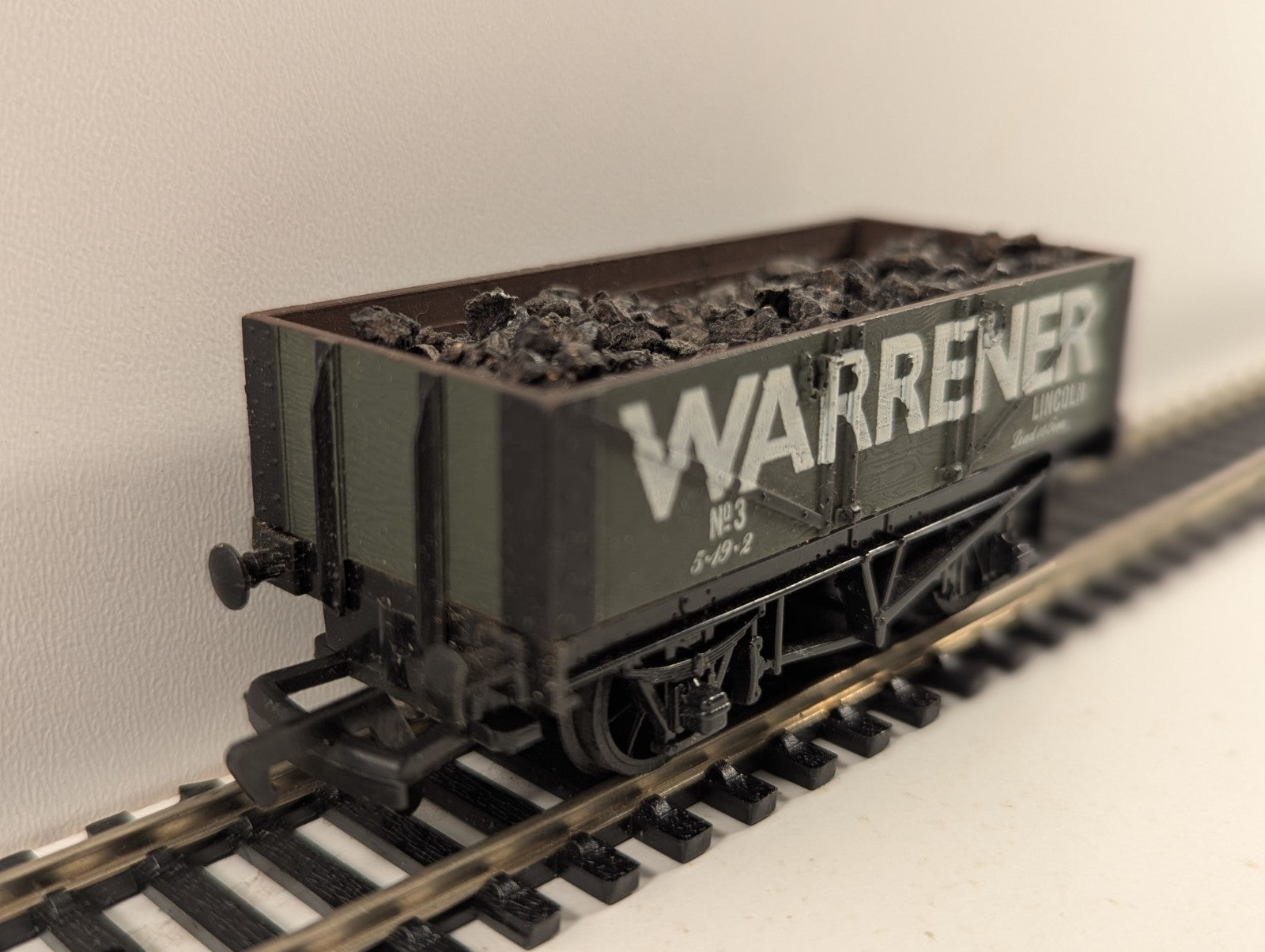 Mainline OO Gauge 37132 5 Plank Wagon Warrener Lincoln Green
