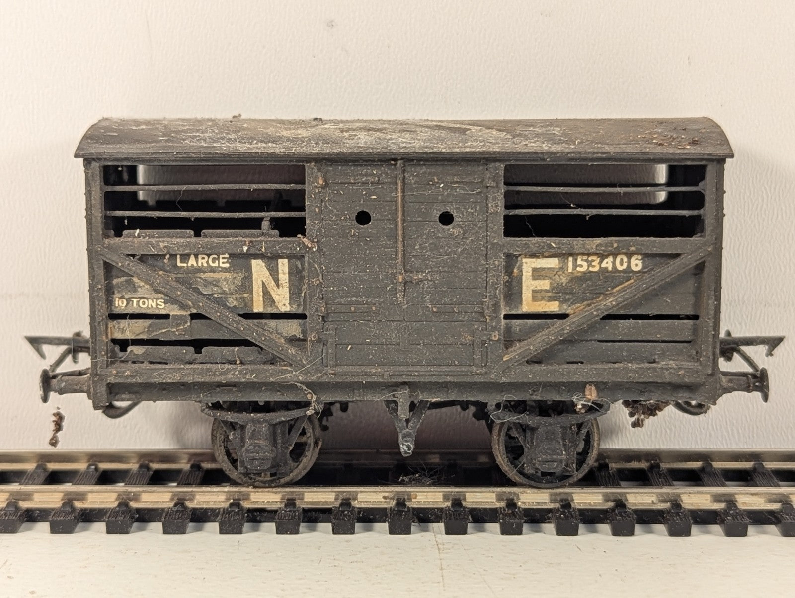 Kitbuilt OO Gauge North Eastern Railway NE Cattle Wagon - Grey