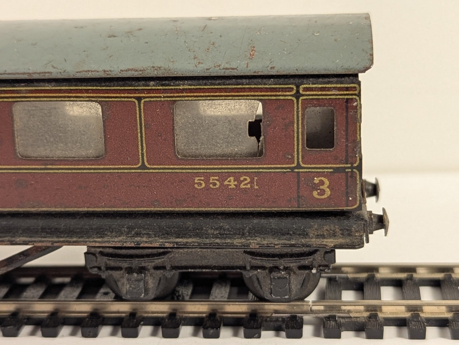 Hornby Dublo OO Gauge LMS Passenger Brake Coach - Missing Couplings