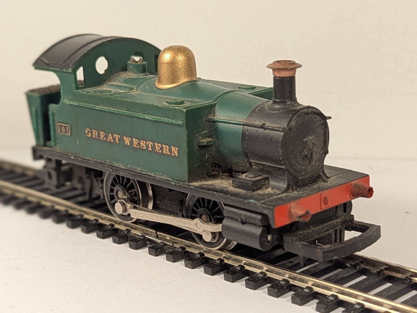 Hornby OO Gauge Holden Class 101 0-4-0T locomotive in GWR green livery on a model railway track