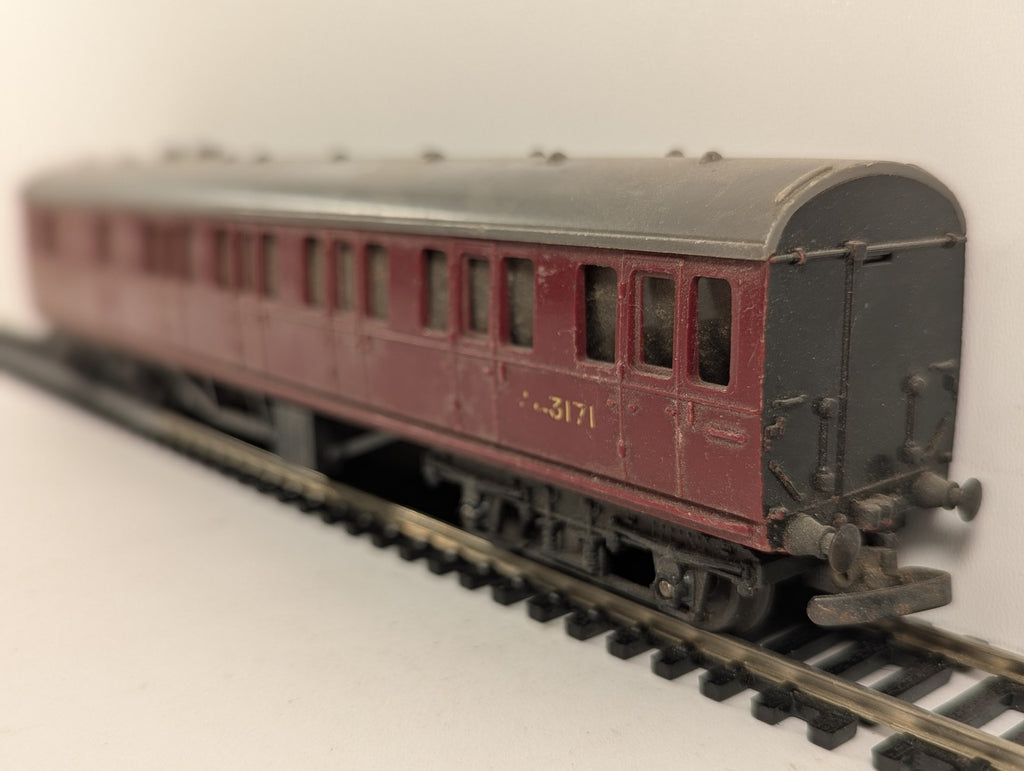 Tri-ang OO Gauge BR Suburban Brake Coach Passenger Coach M43171 BR Maroon R.121