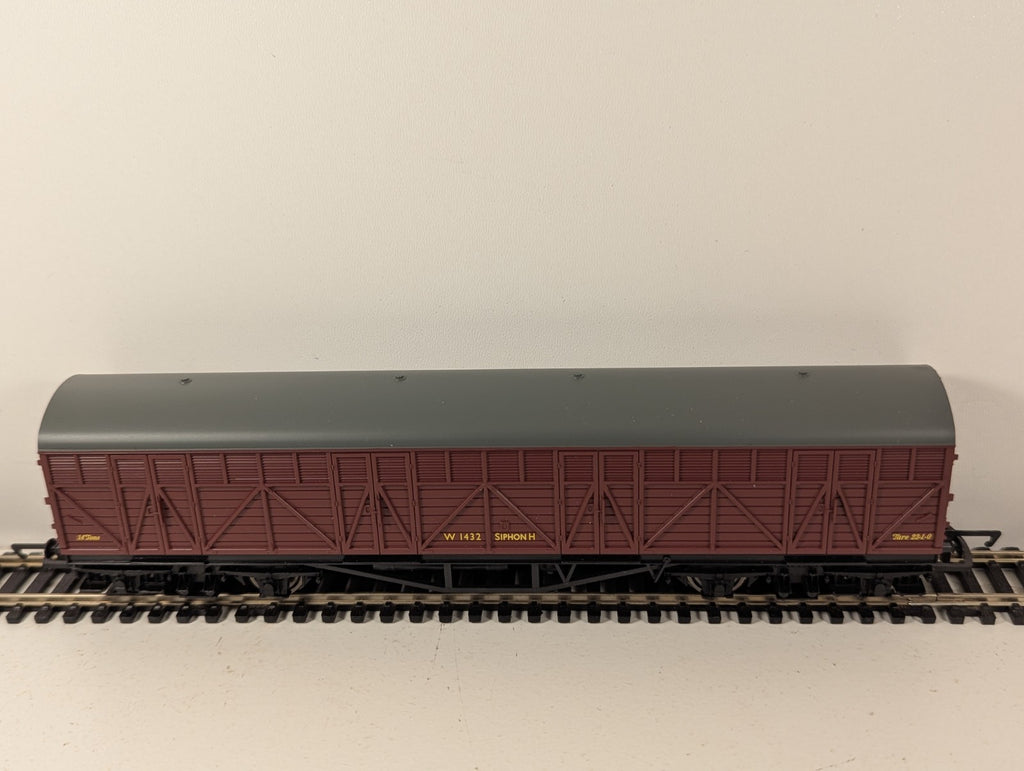 Hornby OO Gauge R6539 BR Siphon H Bogie Wagon Maroon