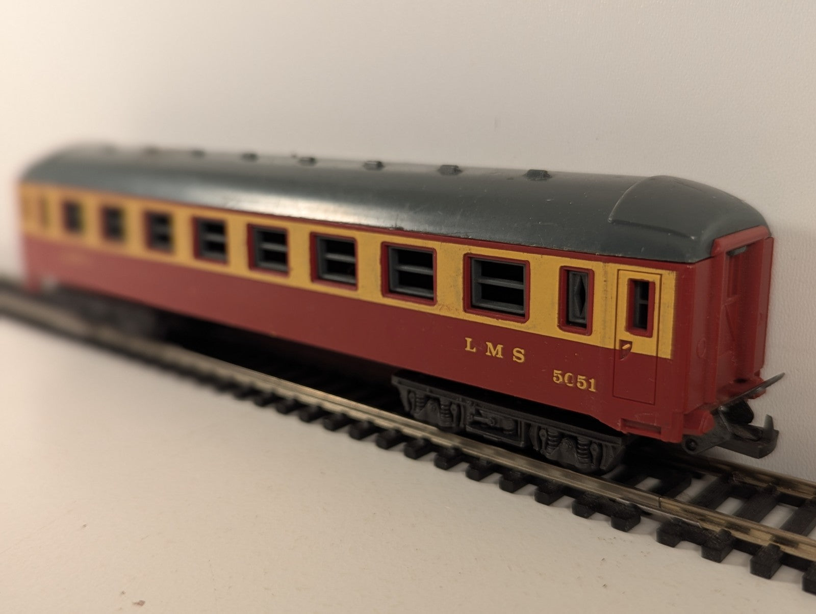 Lima HO Gauge LMS Red & Cream Passenger Coach